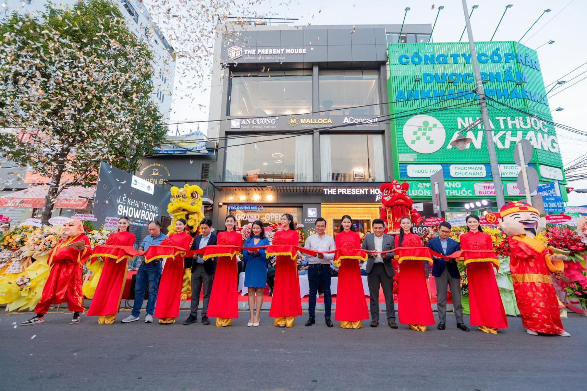 THE PRESENT HOUSE - DESIGN AND BUILD